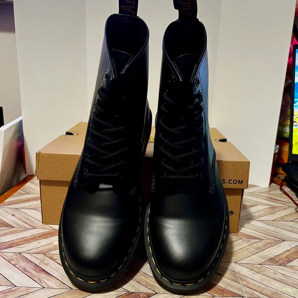 Dr Martens 1460 Smooth Leather Lace Up Combat Boots Men 9 Women 10 Black NIB